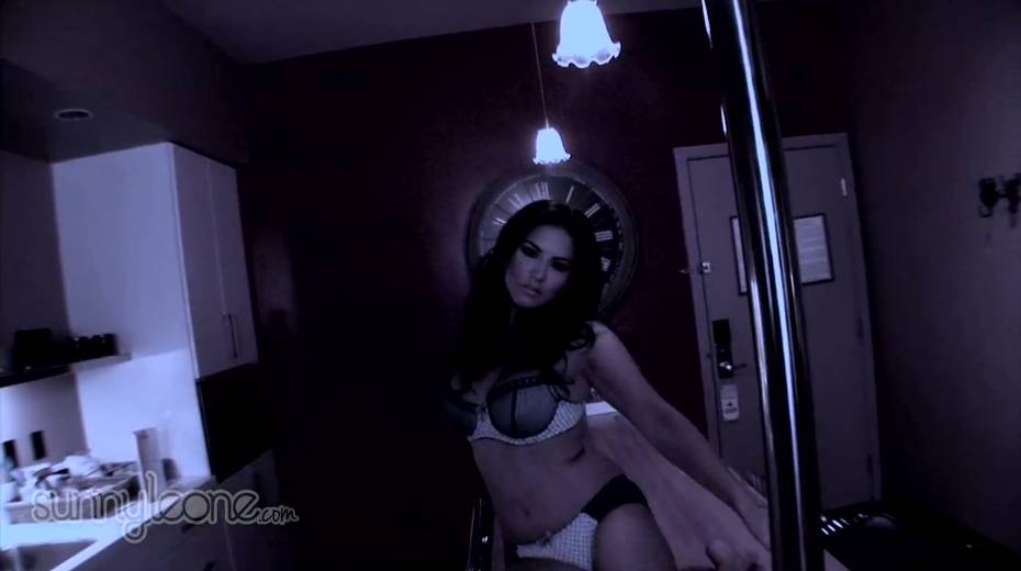Voluptuous strip dancer Sunny Leone masturbates her pussy on the table - 2. pic