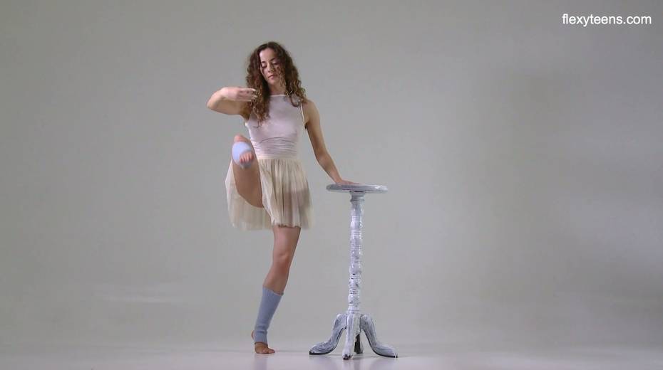 Lovely gymnast Ursula Fe shows talents of her flexible body - 2. pic