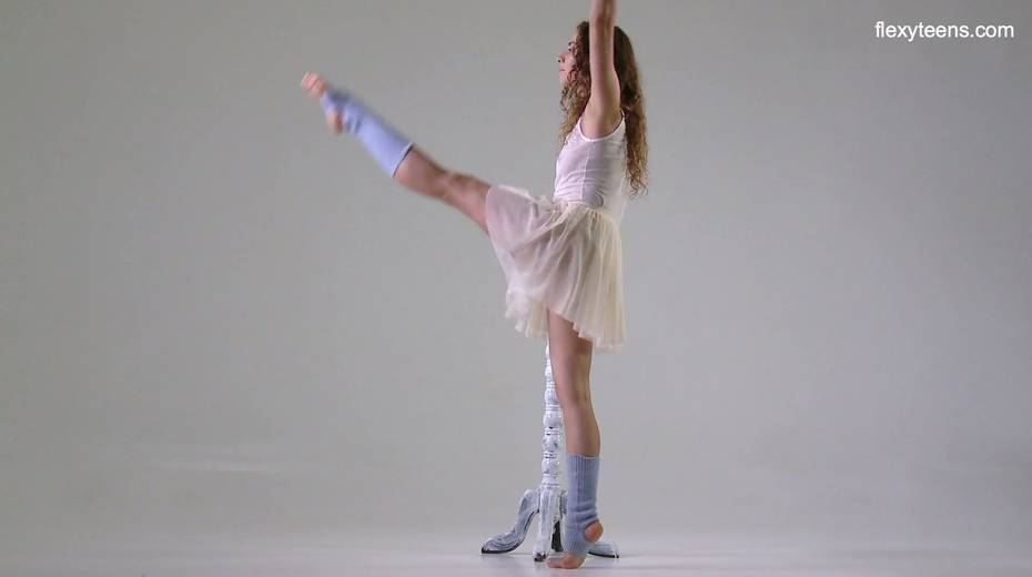 Lovely gymnast Ursula Fe shows talents of her flexible body - 3. pic