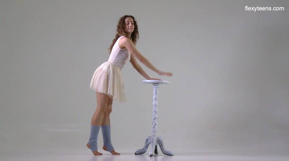 Lovely gymnast Ursula Fe shows talents of her flexible body - 4. pic