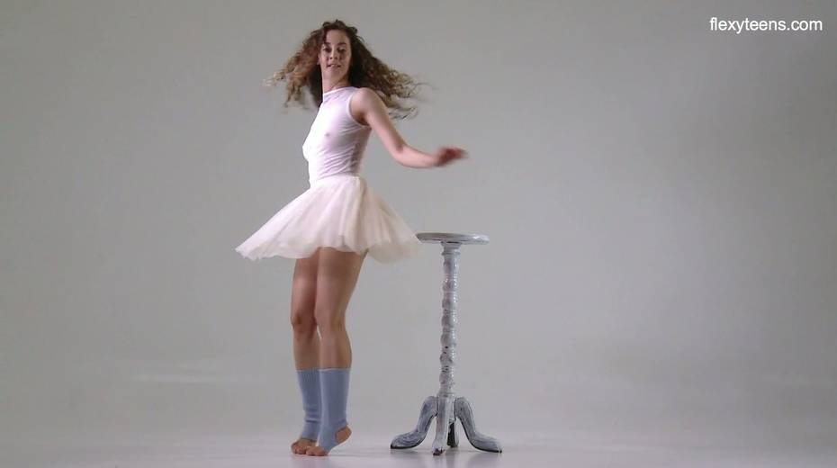 Lovely gymnast Ursula Fe shows talents of her flexible body - 6. pic