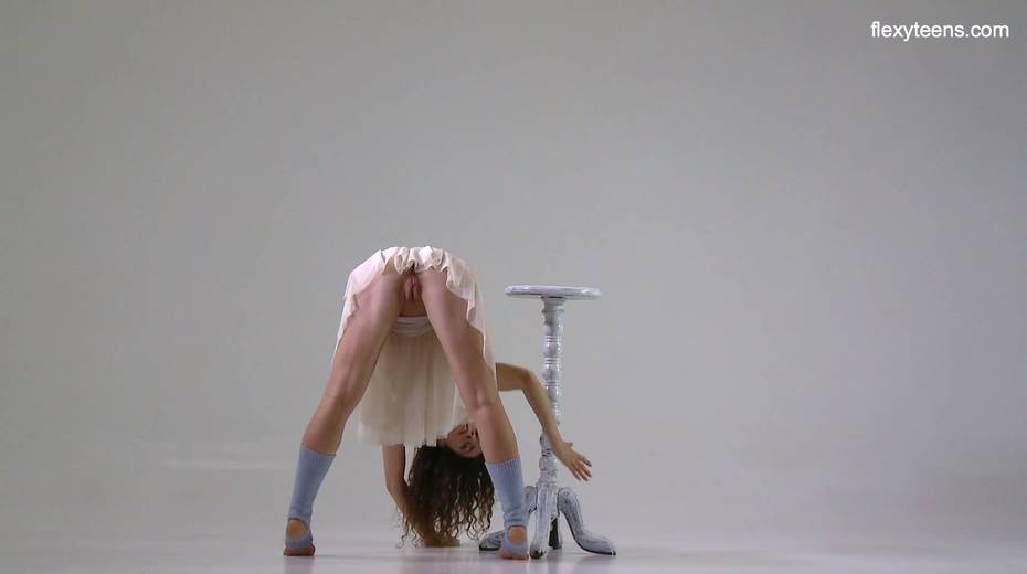 Lovely gymnast Ursula Fe shows talents of her flexible body - 7. pic