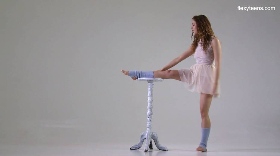 Lovely gymnast Ursula Fe shows talents of her flexible body - 8. pic