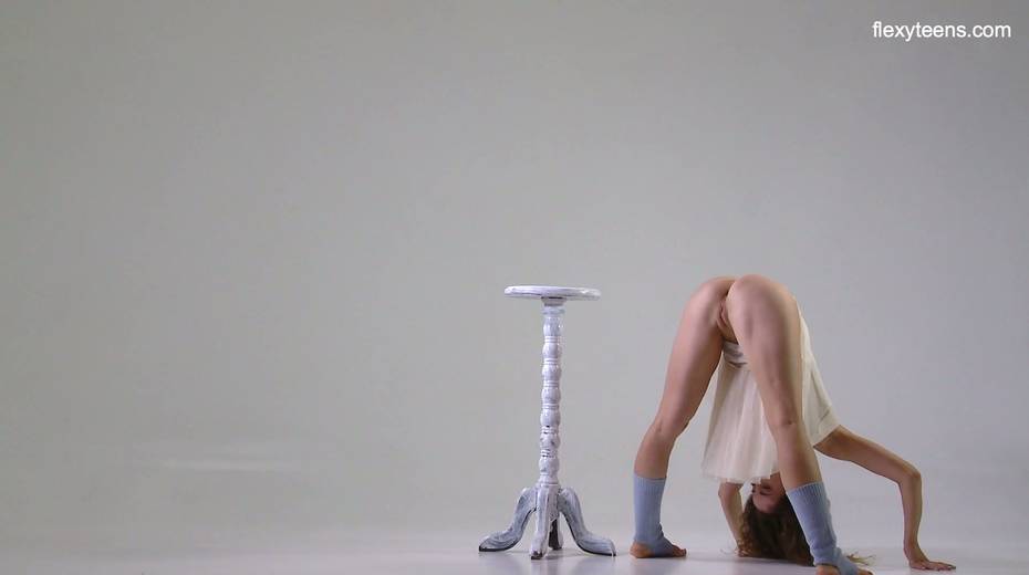 Lovely gymnast Ursula Fe shows talents of her flexible body - 10. pic