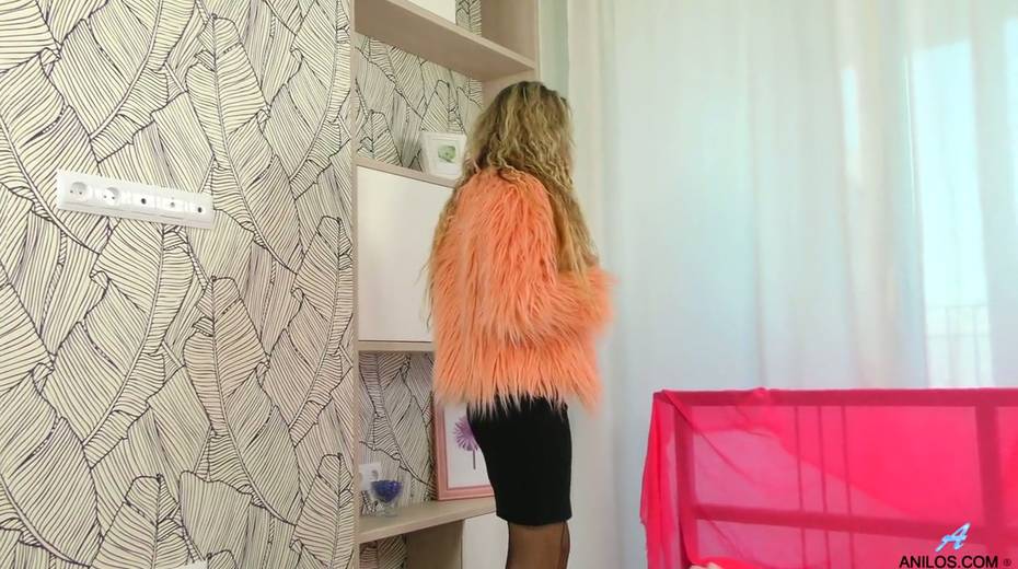 Skinny chick wearing stockings Nikki is toying her nasty and adorable muff - 2. pic