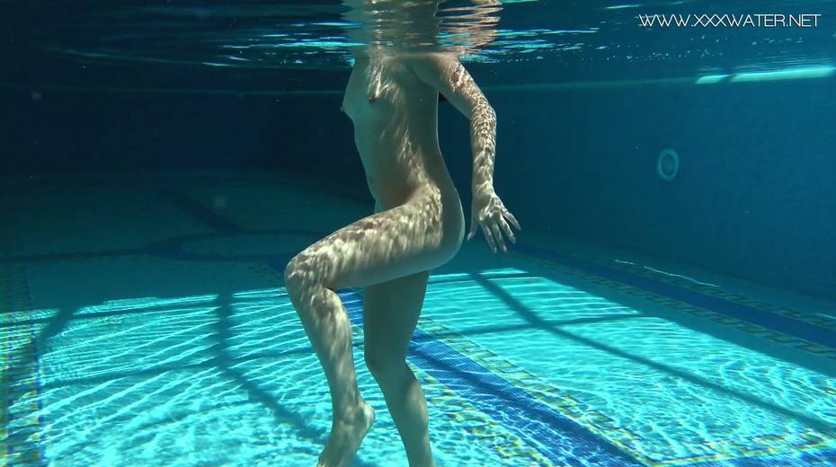 Russian swimming girl Jessica Lincoln show striptease under the water - 3. pic