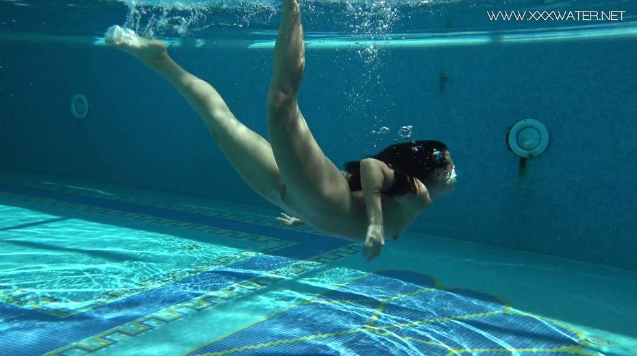 Russian swimming girl Jessica Lincoln show striptease under the water - 4. pic