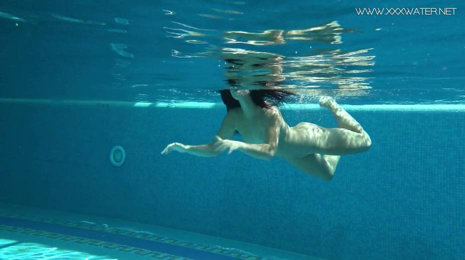 Russian swimming girl Jessica Lincoln show striptease under the water - 5. pic