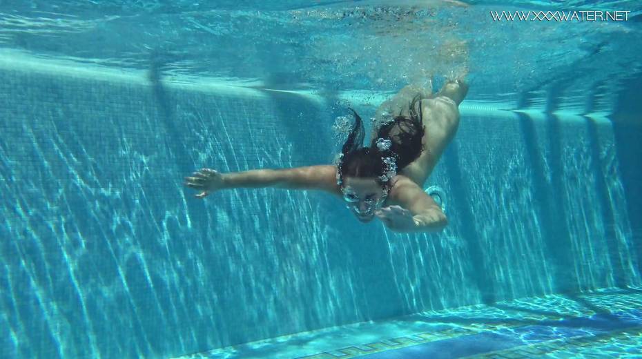 Russian swimming girl Jessica Lincoln show striptease under the water - 6. pic