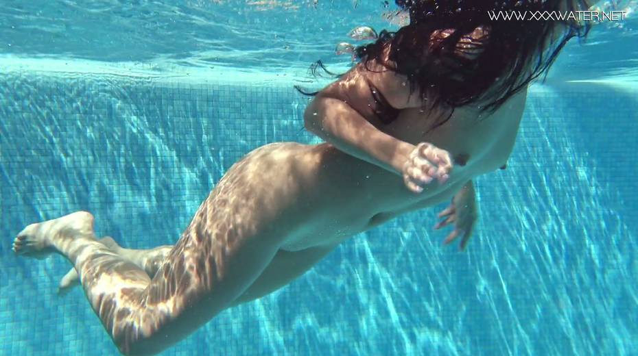 Russian swimming girl Jessica Lincoln show striptease under the water - 8. pic