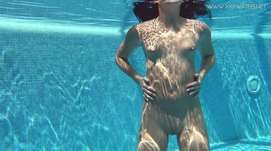 Russian swimming girl Jessica Lincoln show striptease under the water - 9. pic