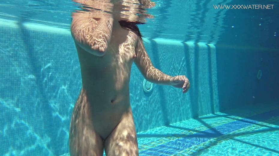 Russian swimming girl Jessica Lincoln show striptease under the water - 10. pic