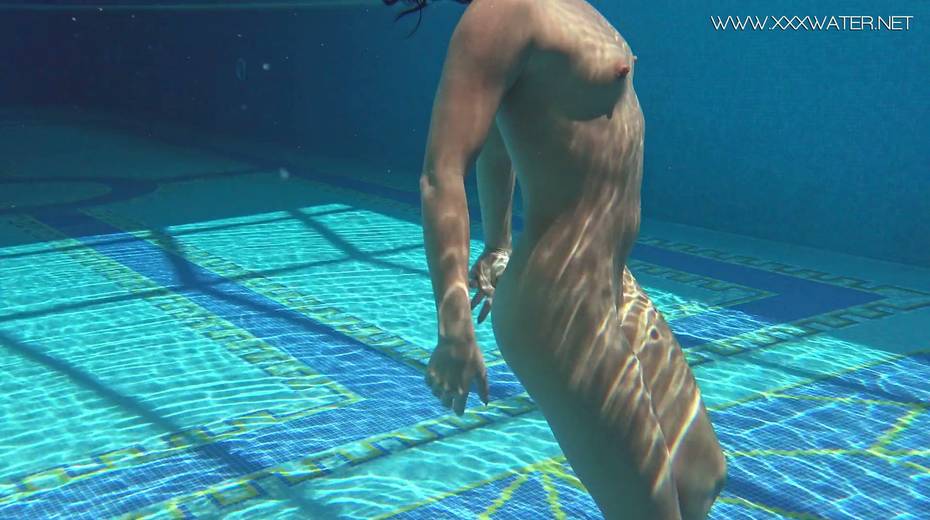 Russian swimming girl Jessica Lincoln show striptease under the water - 11. pic