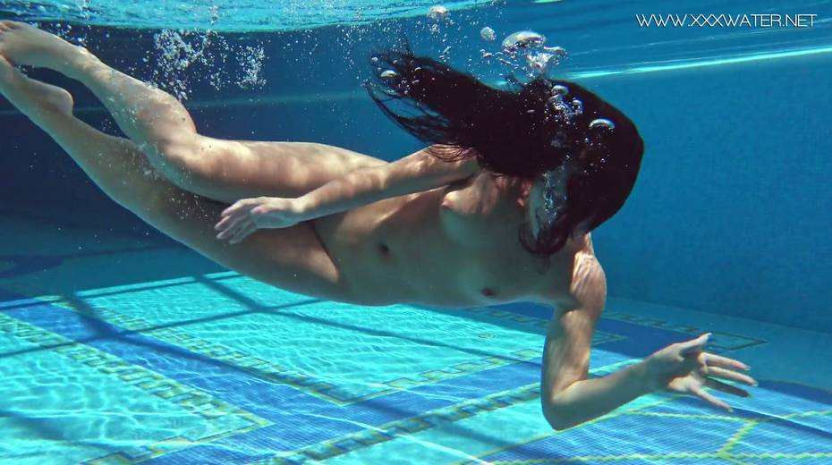 Russian swimming girl Jessica Lincoln show striptease under the water - 12. pic