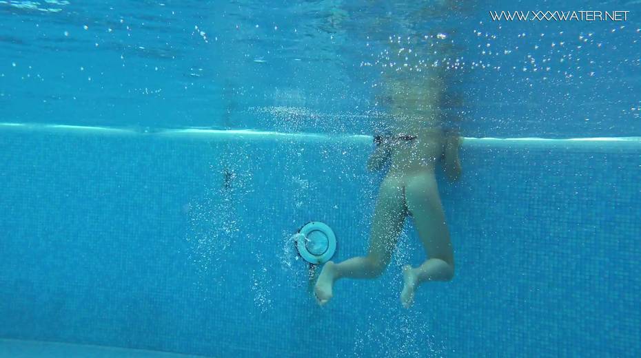 Russian swimming girl Jessica Lincoln show striptease under the water - 13. pic
