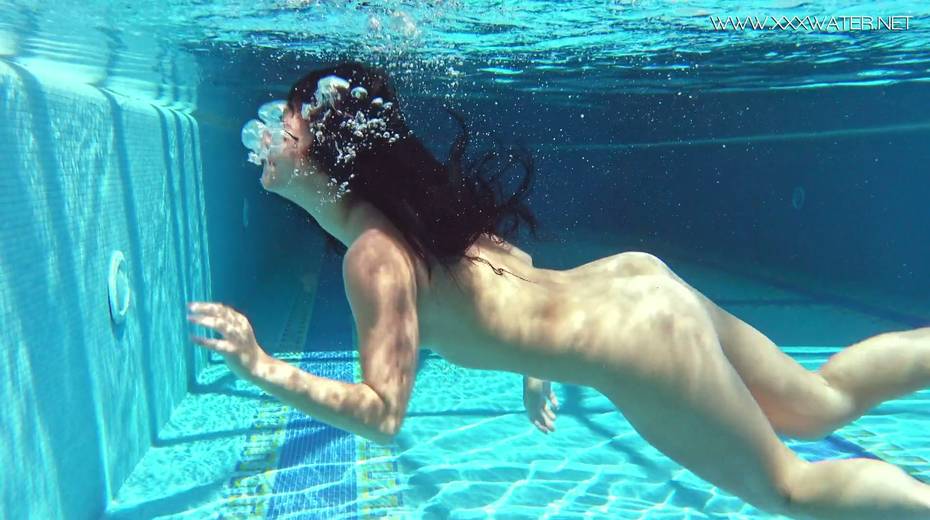 Russian swimming girl Jessica Lincoln show striptease under the water - 14. pic