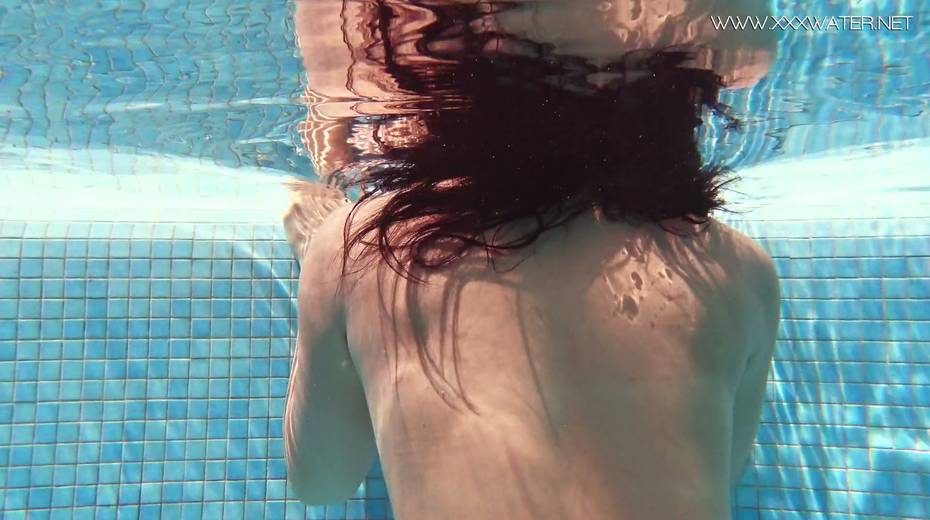 Russian swimming girl Jessica Lincoln show striptease under the water - 15. pic