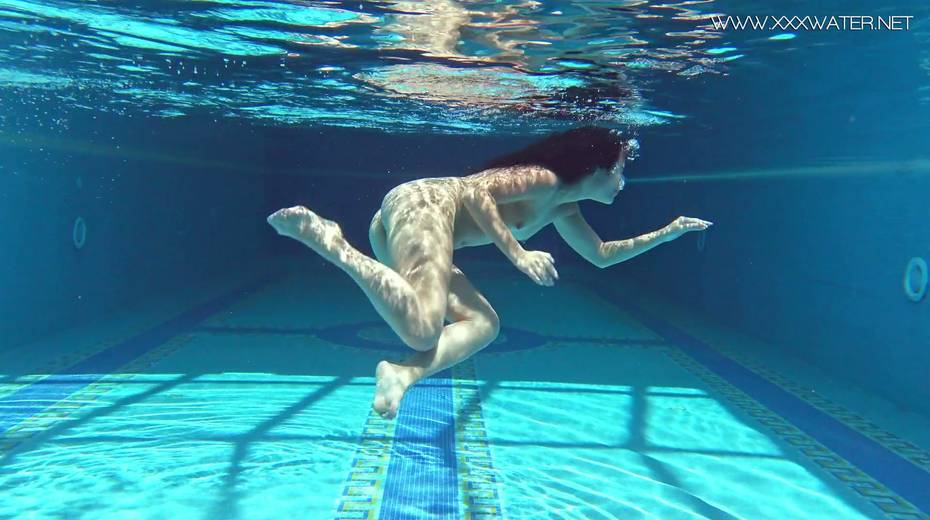 Russian swimming girl Jessica Lincoln show striptease under the water - 20. pic