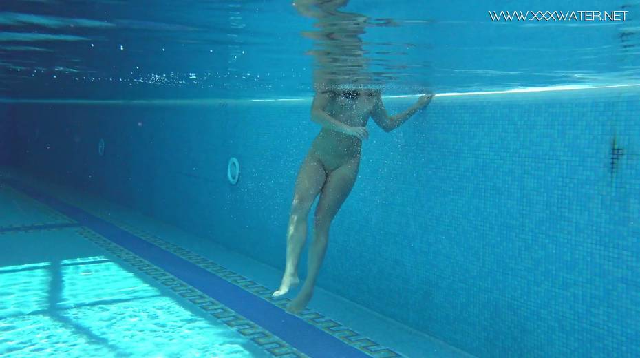 Russian swimming girl Jessica Lincoln show striptease under the water - 21. pic