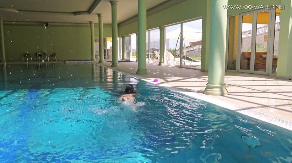 Russian swimming girl Jessica Lincoln show striptease under the water - 23. pic