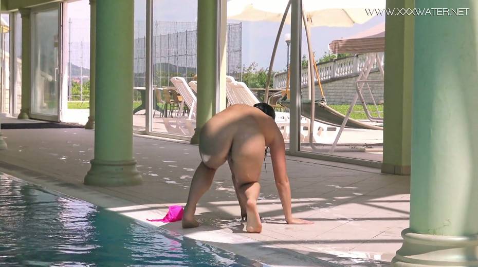 Russian swimming girl Jessica Lincoln show striptease under the water - 24. pic