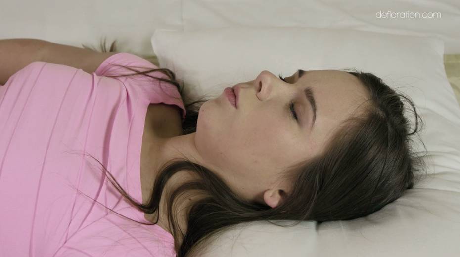 Real 18 yo virgin Rebeca Brown is having fist sex with one experienced dude - 4. pic