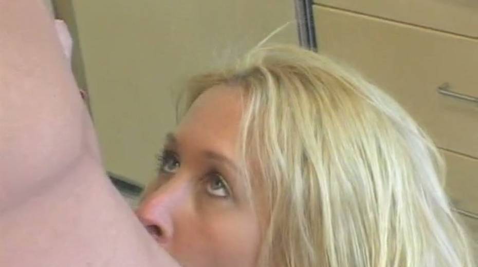 Horny dude eats his girlfriend's wet pussy right on the kitchen counter - 11. pic