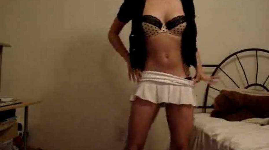 Sexalicious amateur chick dancing seductively in front of the camera - 9. pic