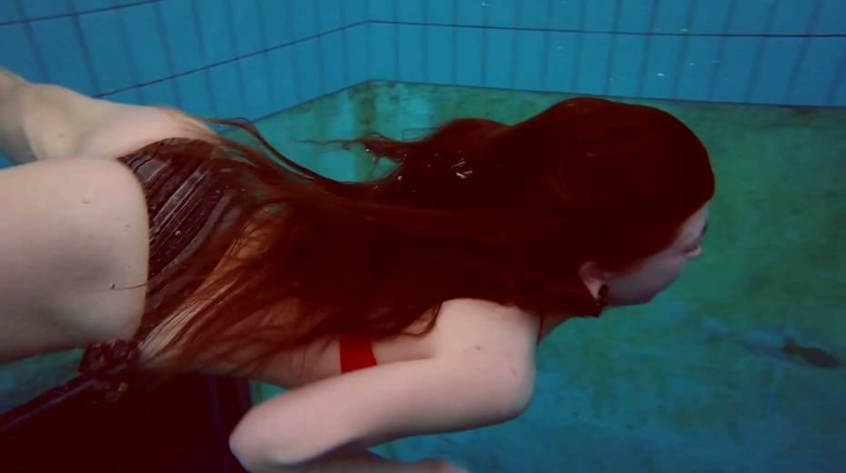 Sweet looking swimmer Katrin Bulbul is striping under the water - 5. pic