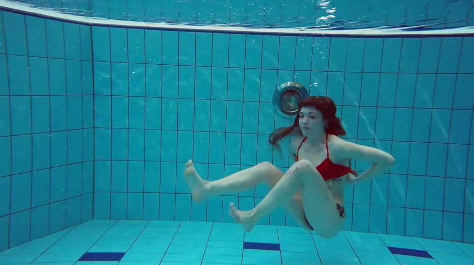 Sweet looking swimmer Katrin Bulbul is striping under the water - 6. pic