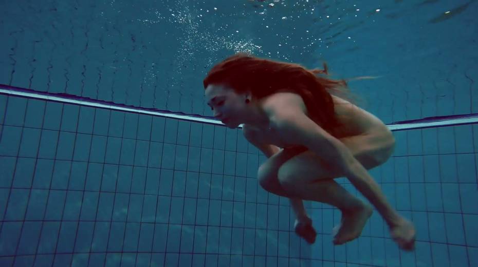 Sweet looking swimmer Katrin Bulbul is striping under the water - 9. pic
