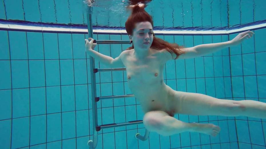 Sweet looking swimmer Katrin Bulbul is striping under the water - 10. pic