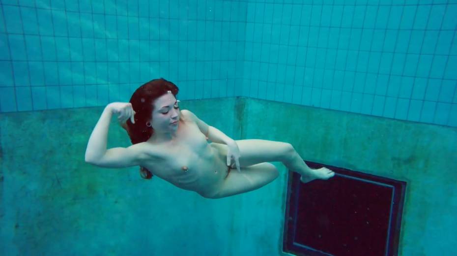 Sweet looking swimmer Katrin Bulbul is striping under the water - 15. pic