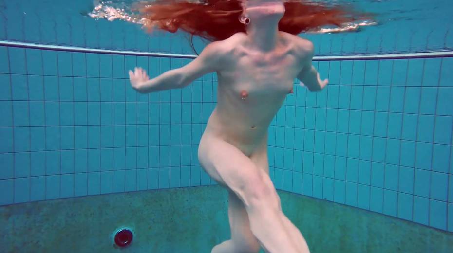 Sweet looking swimmer Katrin Bulbul is striping under the water - 20. pic
