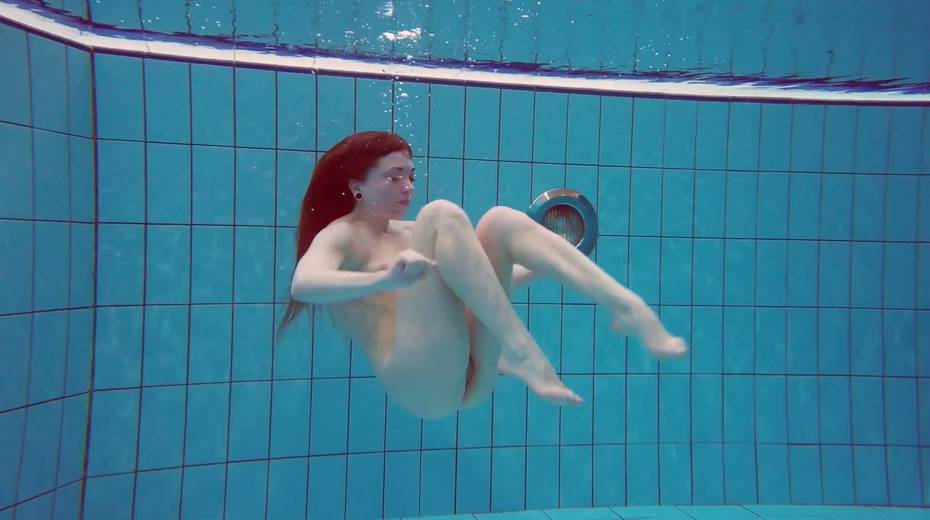 Sweet looking swimmer Katrin Bulbul is striping under the water - 23. pic