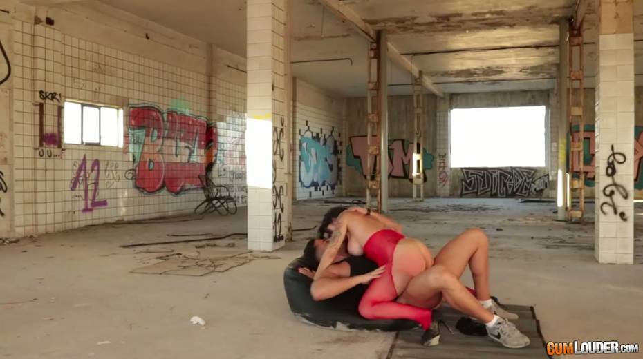 Adorable babe Bianka Blue gets her pussy rammed in an abandoned house - 16. pic