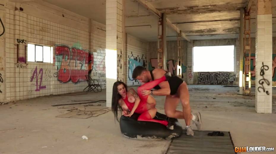 Adorable babe Bianka Blue gets her pussy rammed in an abandoned house - 22. pic