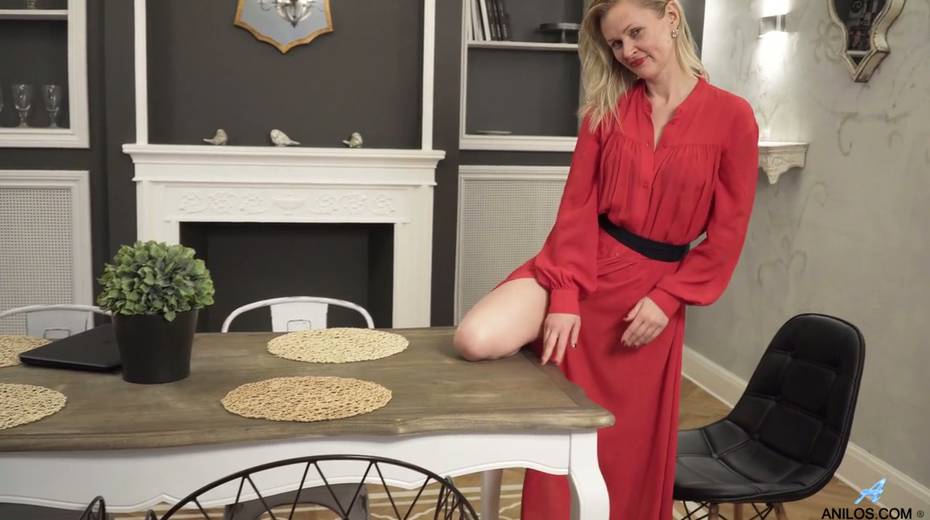 Blond housewife Midge is playing with her tasty looking pinkish slit - 3. pic