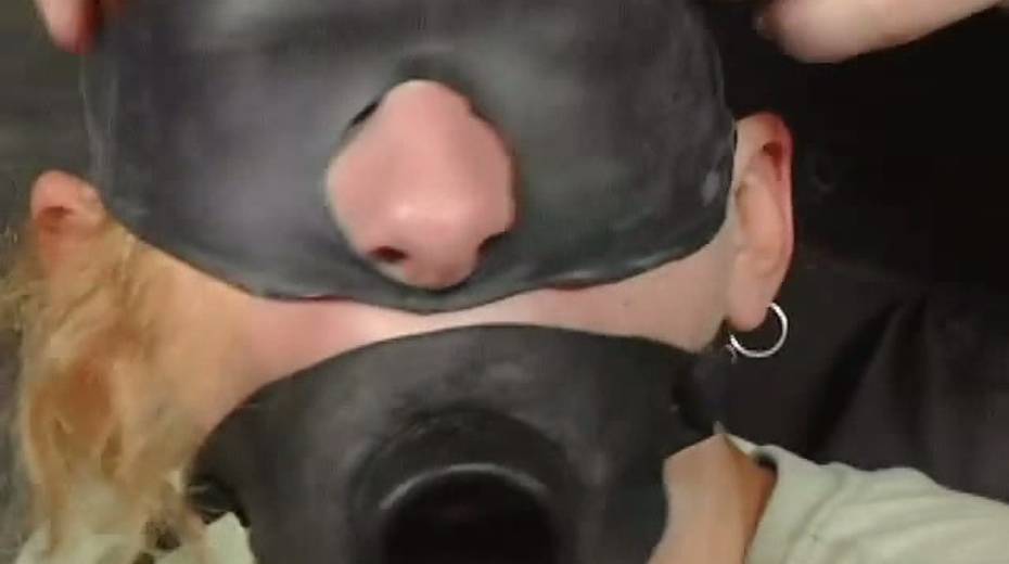 Dude puts the mask on sex-slave before punishing her throat - 9. pic