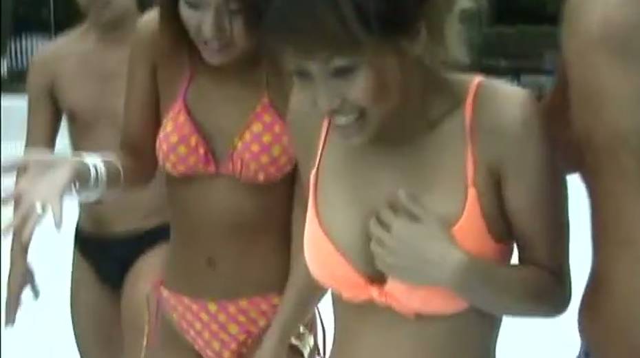 Lovely Japanese girls flash their titties wearing sexy bikinis - 4. pic
