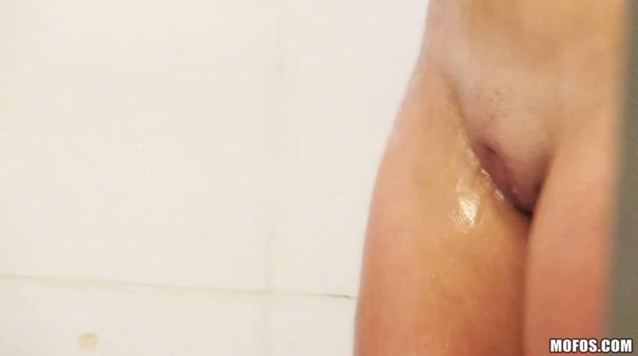 Sexy Cosima Dunkin is taking a shower fully naked in front of the camera - 4. pic