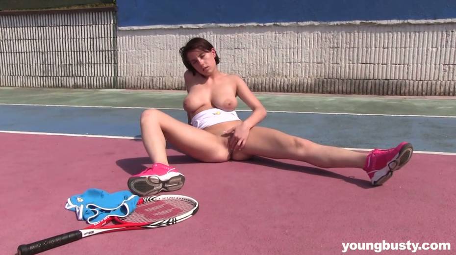18 yo chick Anabelle is masturbating her pussy right on the tennis court - 19. pic