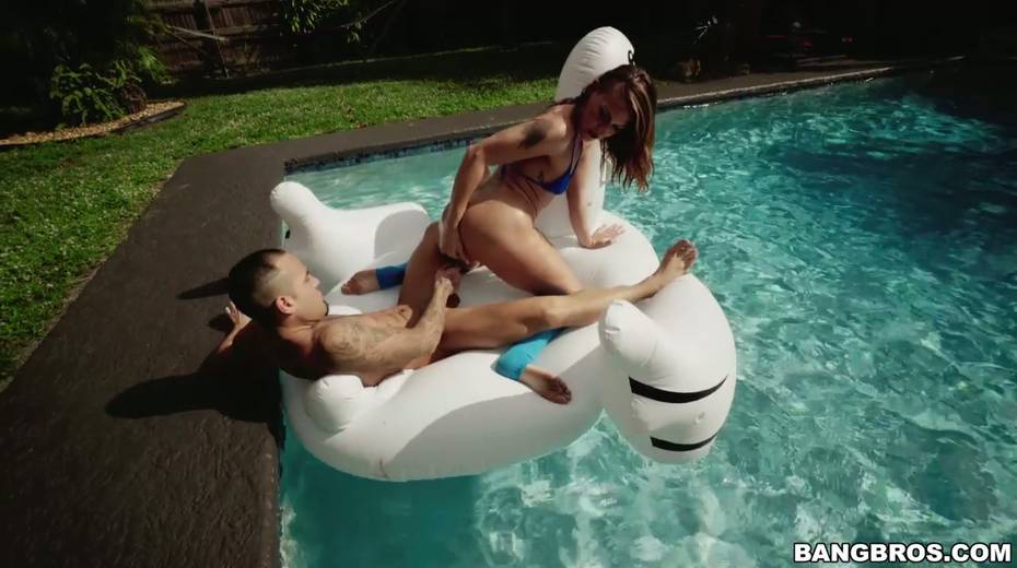 Slut with half shaved head Charley Hart is fucked in the pool - 7. pic