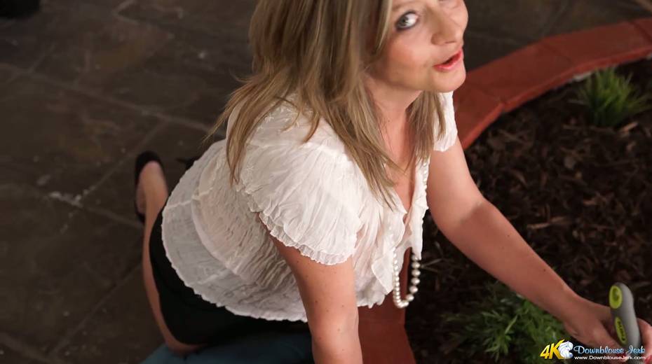 Mature woman Lou Pierce shows off her super yummy big boobies - 5. pic