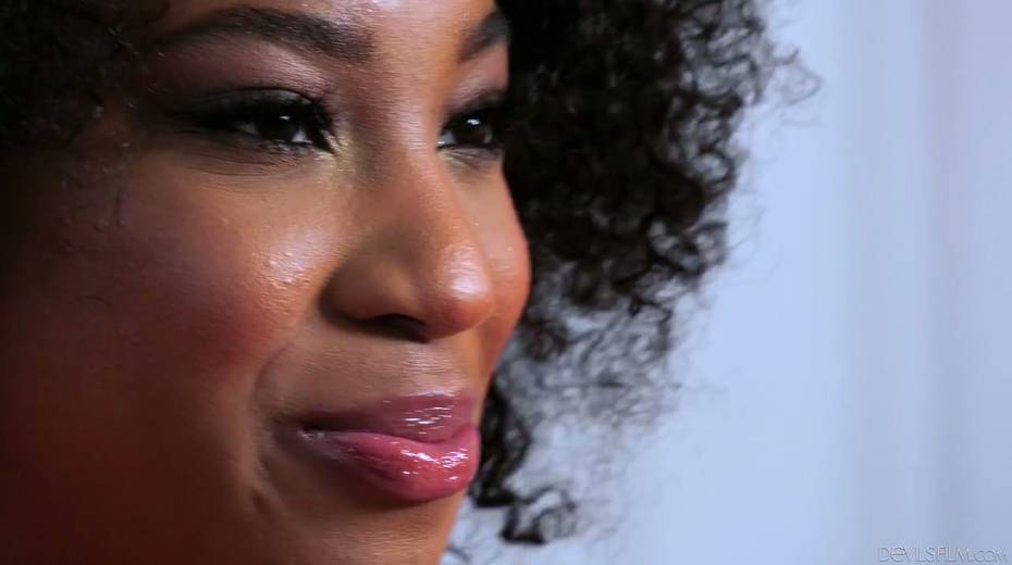 Hot black porn actress Lala Ivey gives interview before shooting - 8. pic