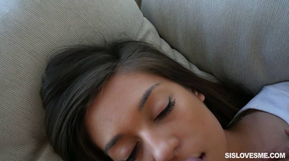Kinky dude finger fucks pussy of sweet looking sleeping babe - 8. pic