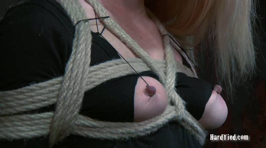 Blonde with tied up tits gets her nipples punished with threads - 9. pic