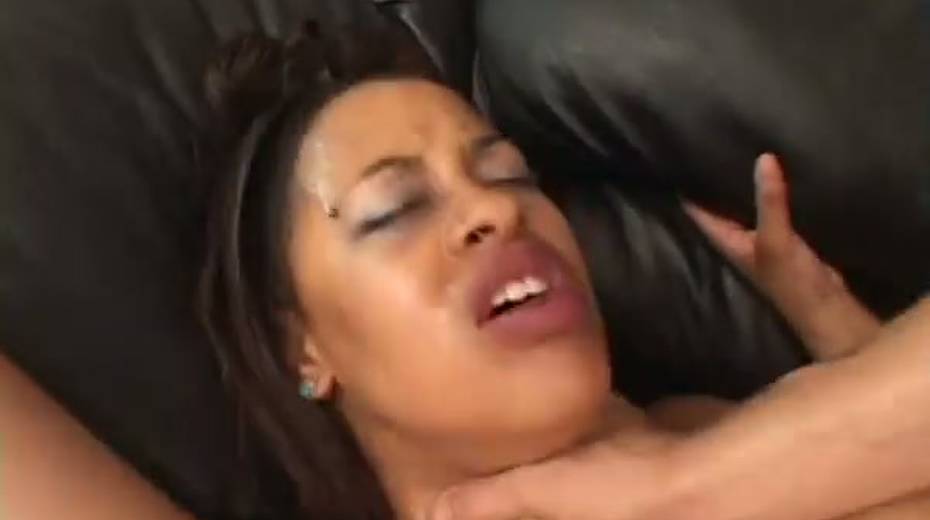 Voluptuous ebony hottie gets her coochie fucked by white buddy with dyed hair - 3. pic