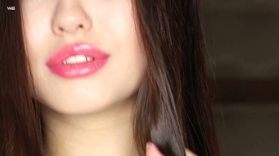 Mouth watering seductress Li Moon spreads legs and shows her captivating slit - 4. pic
