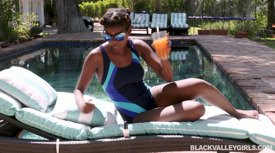 Slutty ebony chick Daizy Cooper hooks up with well endowed white dude - 2. pic